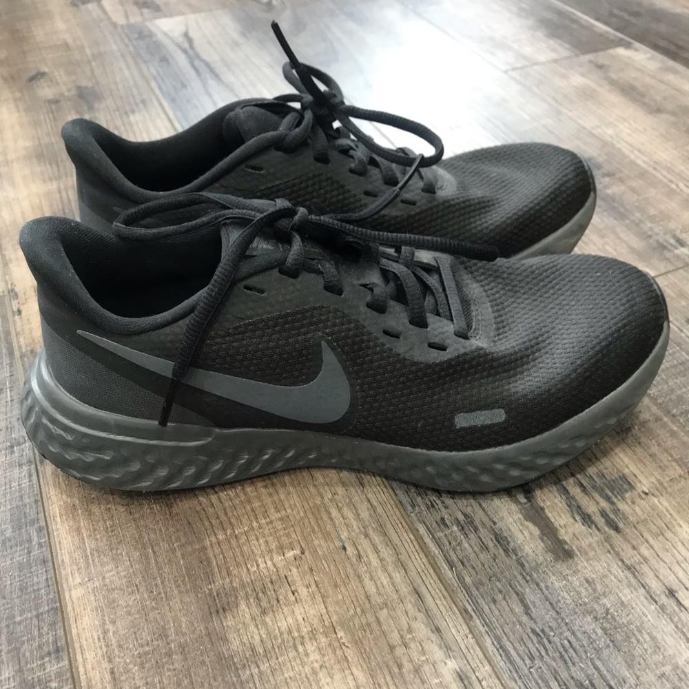 womens black nike shoes